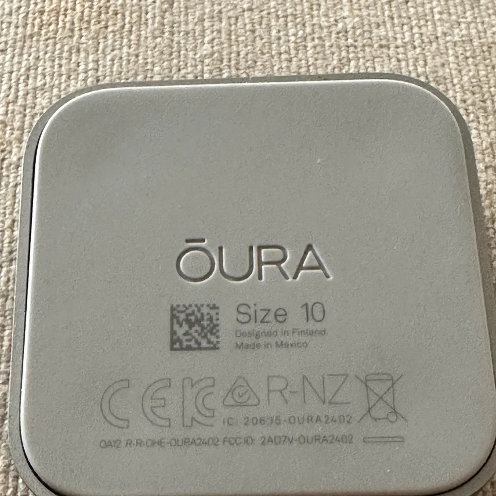 Oura Ring4 in Silver. 1 month old, Latest Edition